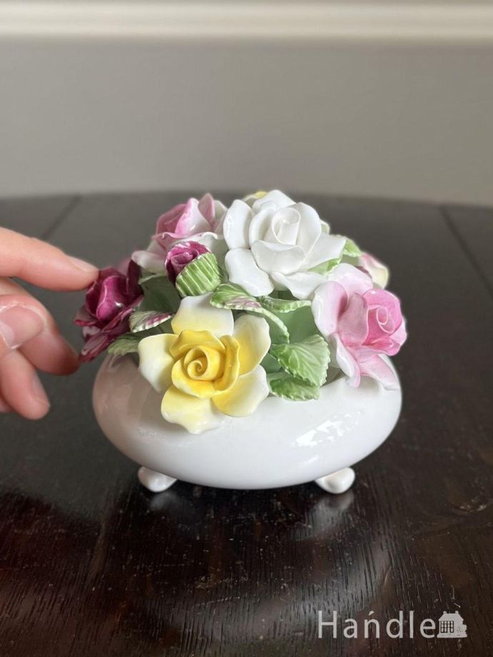 イギリスで見つけたアンティークの陶花、ロイヤルドルトン社の陶磁器で
