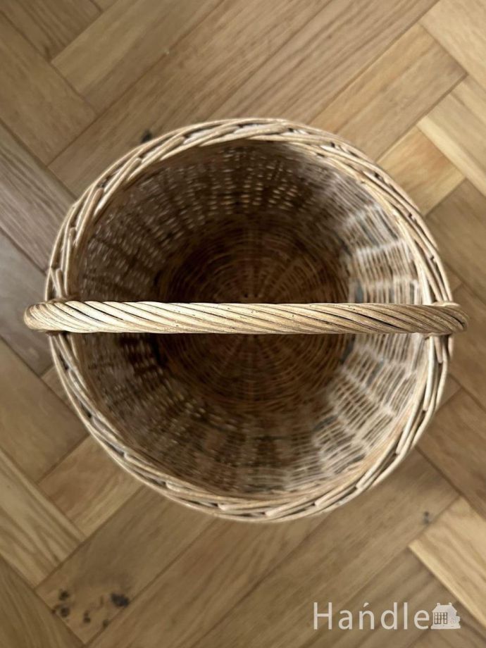 アンティークバスケットの中