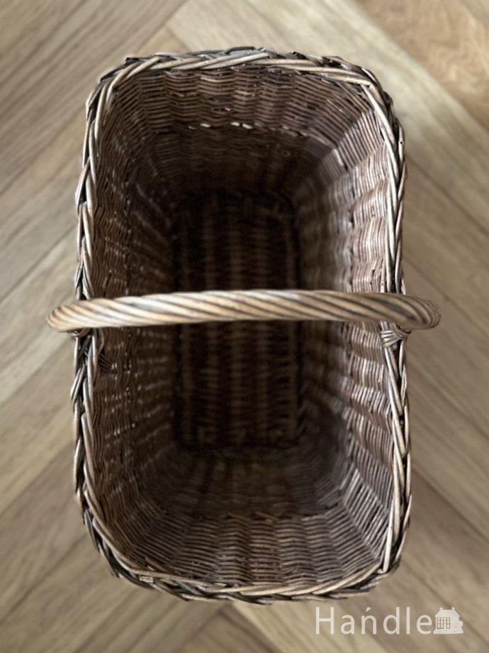 アンティークバスケットの中