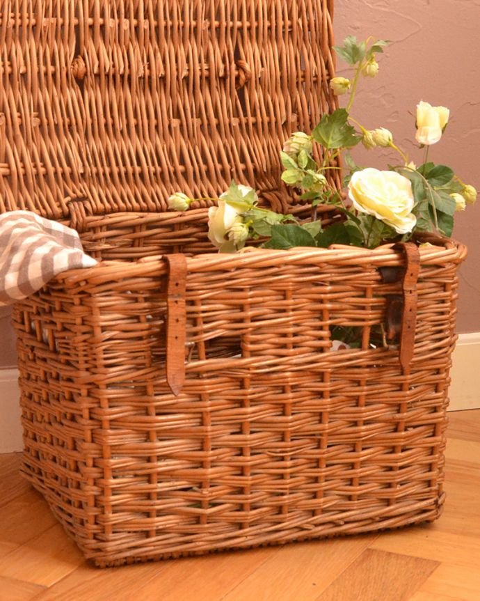 アンティーク その他の雑貨　アンティーク雑貨　イギリスで見つけたアンティーク雑貨、フタ付きのお洒落なバスケット。毎日、お買い物に使われていたバスケット冷蔵庫もスーパーも車もなかった時代に、女性が持って帰れる分だけお買い物できるように作られたバスケット。(d-678-z)