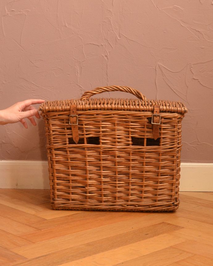 アンティーク その他の雑貨　アンティーク雑貨　イギリスで見つけたアンティーク雑貨、フタ付きのお洒落なバスケット。フタが付いていて便利に使えるフタを閉めてしまえば生活感がでないのも嬉しいところ。(d-678-z)