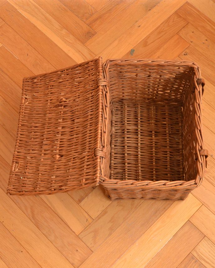 アンティーク その他の雑貨　アンティーク雑貨　イギリスで見つけたアンティーク雑貨、フタ付きのお洒落なバスケット。中を見てみると･･･アンティークなので多少のキズ・汚れがある場合があります。(d-678-z)