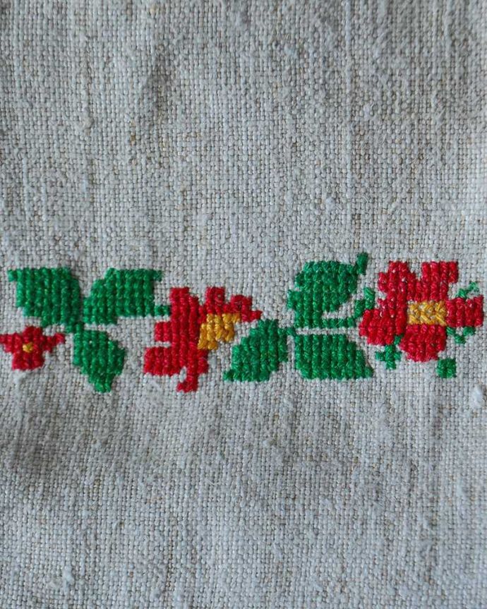 アンティーク 布製の雑貨　アンティーク雑貨　お花＆イニシャルの刺繍入りのアンティークハンガリーリネン。昔のお嫁入り道具一つ一つ、手で刺繍が入っているハンガリアンリネンは、昔のお嫁入道具として持たされたもの。(d-722-z)