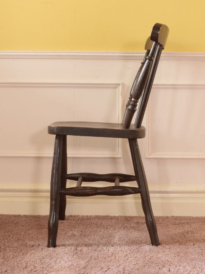 アンティークチェアの横顔