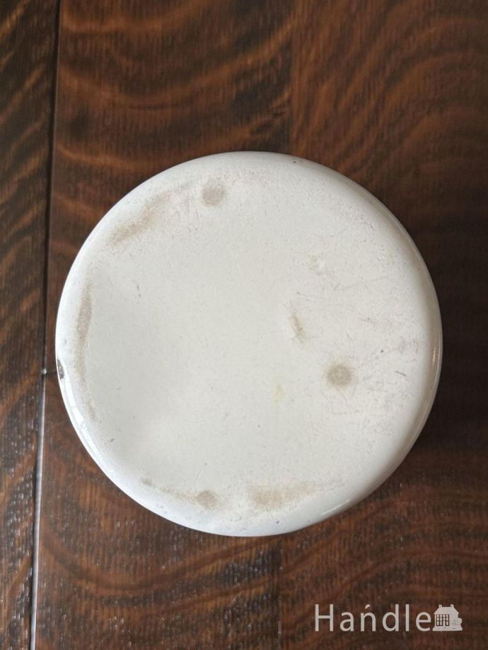 ホーロー缶の裏面