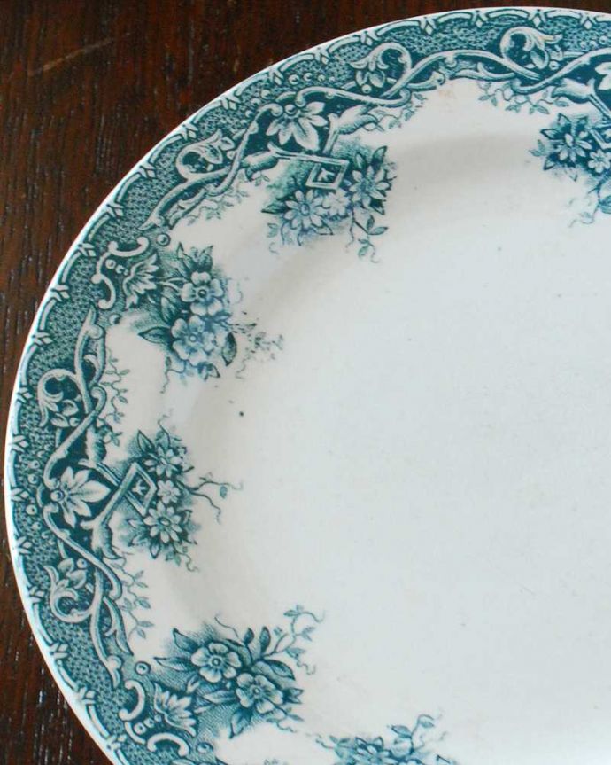 アンティーク雑貨　優雅なお花模様のフランスで見つけたアンティークのプレート。実用的にも飾っても使える華やなアンティークのプレートお料理を盛り付けるためだけのものではなく、お客様をもてなすために観賞用の目的もあったので、アンティークのプレートは、まるで絵画のように美しい模様なんです。(d-774-z)