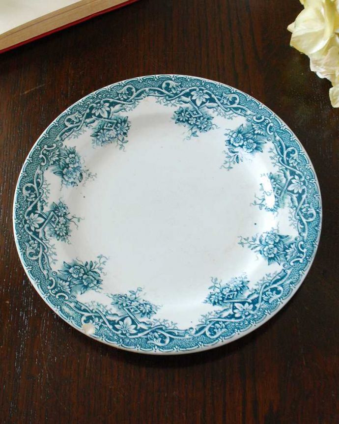 アンティーク雑貨　優雅なお花模様のフランスで見つけたアンティークのプレート。上から見るとこんな感じです状態のいいものだけを選んでいますが、アンティークなのでキズや欠けがある場合があります。(d-774-z)