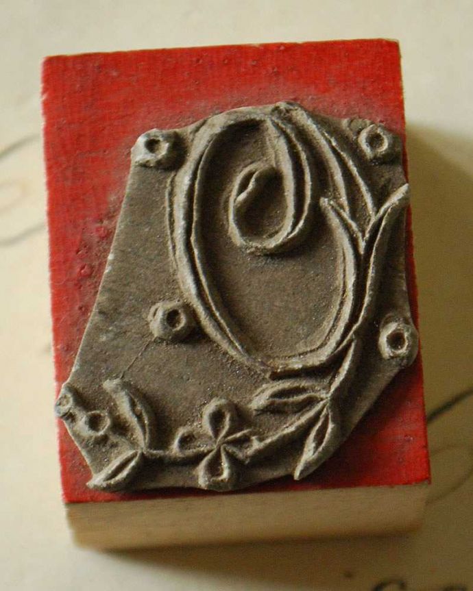 アンティーク その他の雑貨　アンティーク雑貨　フランスで買い付けてきたアンティークスタンプ、アルファベットスタンプ（Ｏ）。小さなアンティークのスタンプ素敵なお花やリーフを使って『 O 』の文字を表しています。(d-788-z)