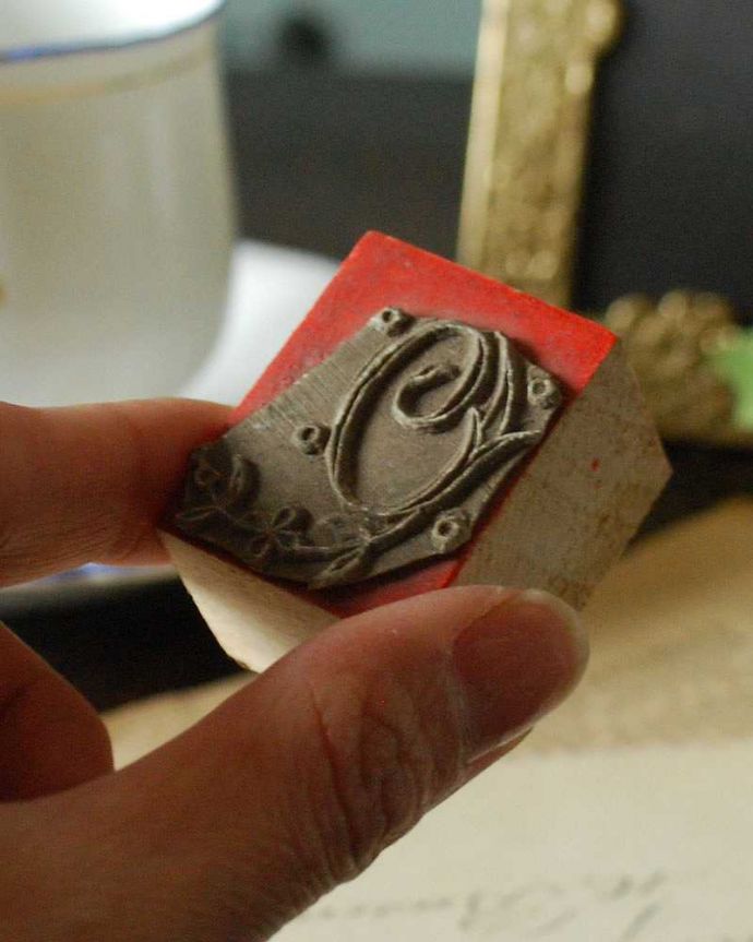 アンティーク その他の雑貨　アンティーク雑貨　フランスで買い付けてきたアンティークスタンプ、アルファベットスタンプ（Ｏ）。大きさはコレくらいほっこりとしたぬくもりが感じられる小さなアンティークはいかがでしょう？。(d-788-z)