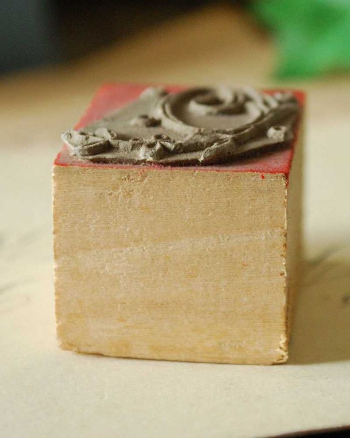 アンティーク その他の雑貨　アンティーク雑貨　フランスで買い付けてきたアンティークスタンプ、アルファベットスタンプ（Ｏ）。横から見るとこんな感じ持ち手部分は木肌のまま。(d-788-z)