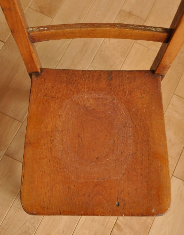 キッチンチェア　アンティーク チェア　1930年代のアンティーク チャイルドチェア。角が丸く作られているので、小さいお子様がいるご家庭でも安心です。(d-799-c-1)