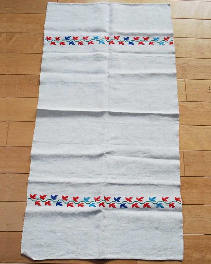 アンティーク 布製の雑貨　アンティーク雑貨　ほっこりとしたぬくもりのある、アンティークのハンガリーリネン。上から見ると･･･こんな形のハンガリーリネンです。(d-814-4-z)