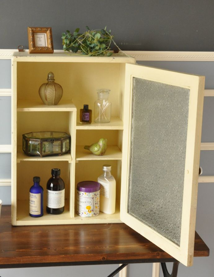 アンティークのキャビネット アンティーク家具 1940年代のアンティーク スモール キャビネット。パリのアパルトマン気分で使える小さなフランスの家具やっぱり一番の魅力はフランスらしい色使い。(d-835-f-1)