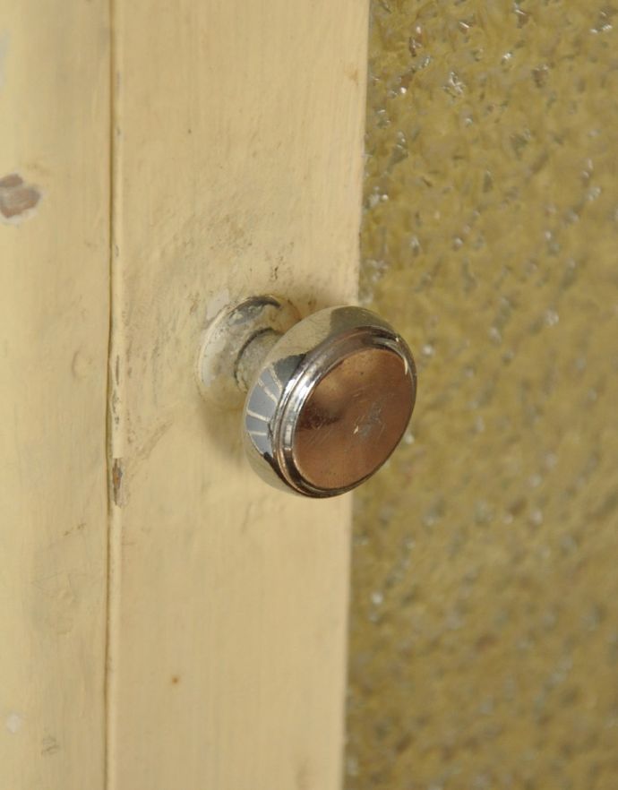 アンティークのキャビネット アンティーク家具 1940年代のアンティーク スモール キャビネット。アンティークらしい取っ手ほっこりとした風合いがいい取っ手。(d-835-f-1)