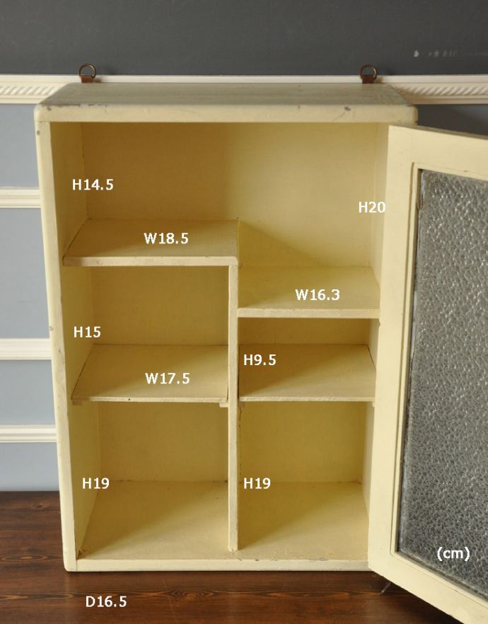 アンティークのキャビネット アンティーク家具 1940年代のアンティーク スモール キャビネット。扉を開けてみると、こんな感じです小さいからと言って、修復に妥協はしません!アンティークの風合いだけ残してキレイに修復してあります。(d-835-f-1)