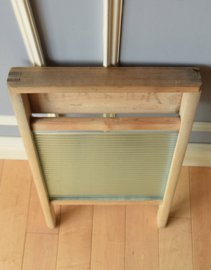 ガーデニング アンティーク雑貨 見た目がとっても可愛いアンティークのコレクターズアイテム 、ガラスの ウォッシュボード。上から見ると・・・厚みはコレくらい!アンティークなので、多少の傷・汚れがありますが、ご了承下さい。(d-852-z-1)