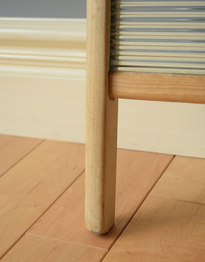 ガーデニング アンティーク雑貨 見た目がとっても可愛いアンティークのコレクターズアイテム 、ガラスの ウォッシュボード。脚付きです一人前に脚が付いています。(d-852-z-1)