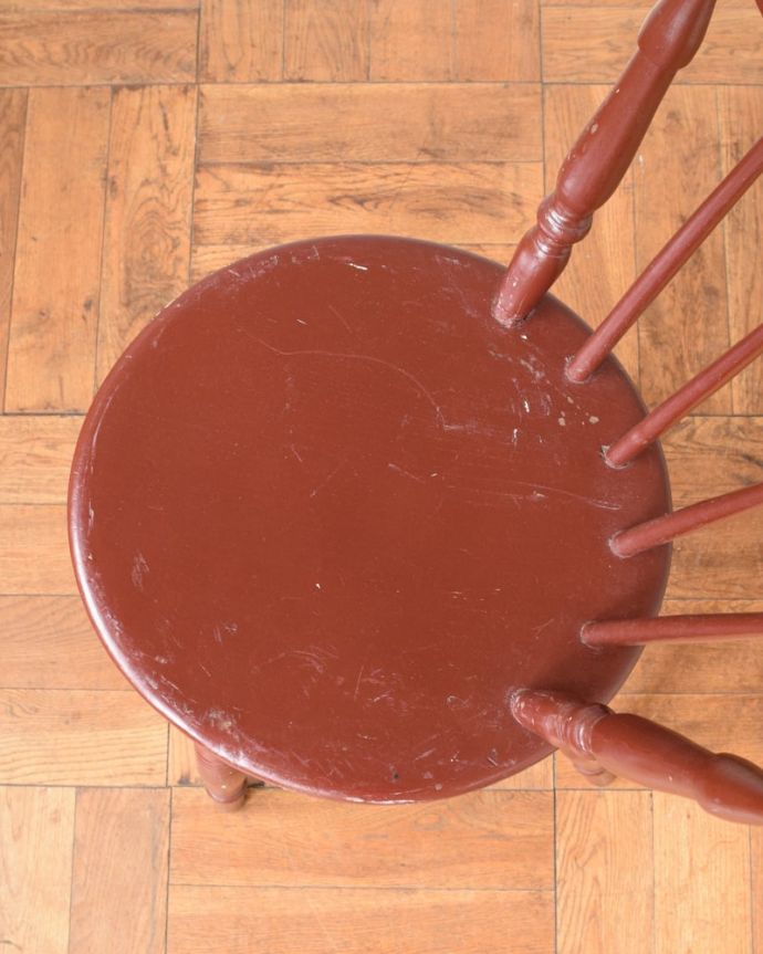 キッチンチェア アンティーク チェア イギリスから届いたペイントの色が可愛いアンティークのキッチンチェア。可愛い丸い座面木製の座面は座るのはもちろん、モノを乗せて使うことも出来るんです。(d-862-c)