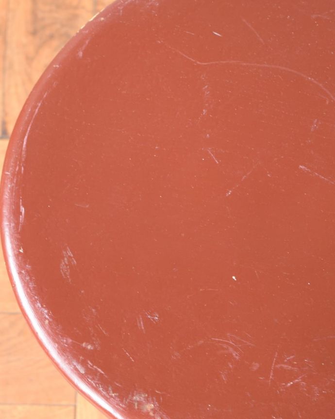 キッチンチェア アンティーク チェア イギリスから届いたペイントの色が可愛いアンティークのキッチンチェア。近くで見ると...アンティークは新品ではないので、年月を経て、キズや汚れが付いて風合いを増しています。(d-862-c)