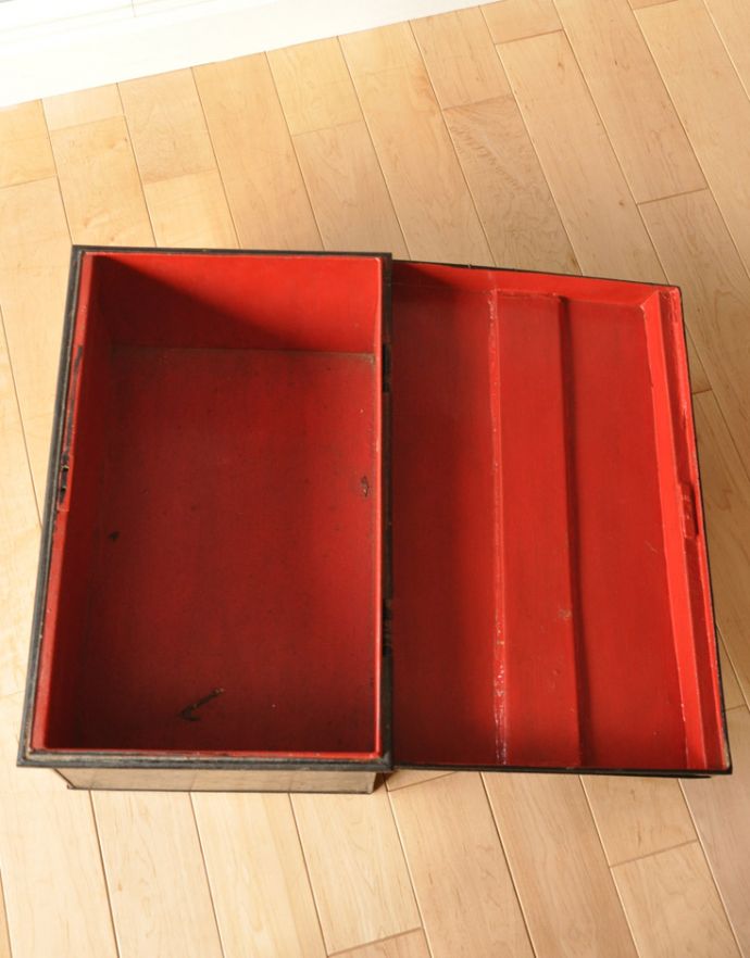 ブランケットボックス・収納ボックス アンティーク家具 イギリスで見つけたかっこいいスチール製のアンティーク ボックス。フタを開くと・・・いろんなものをたっぷり収納してフタを閉めてしまえば簡単に片づけ出来ます。(d-873-z-1)