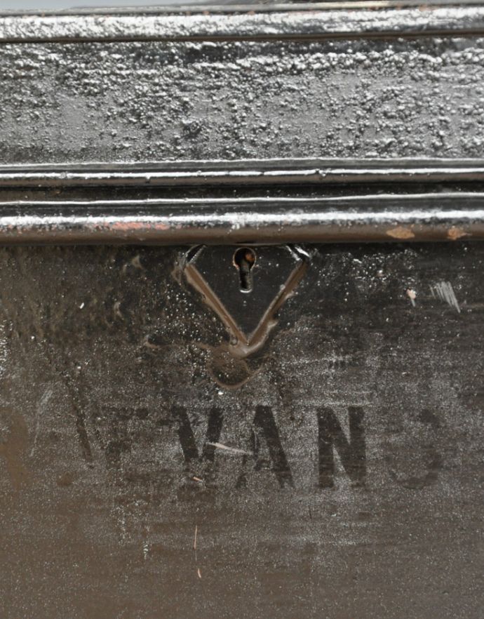 ブランケットボックス・収納ボックス アンティーク家具 イギリスで見つけたかっこいいスチール製のアンティーク ボックス。近くで見ると・・・もともとロゴが入っていた跡が残っています。(d-873-z-1)