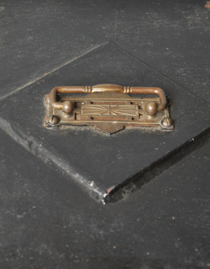 ブランケットボックス・収納ボックス アンティーク家具 イギリスで見つけたかっこいいスチール製のアンティーク ボックス。アンティークらしい持ち手ゴールド色の取っ手。(d-873-z-1)