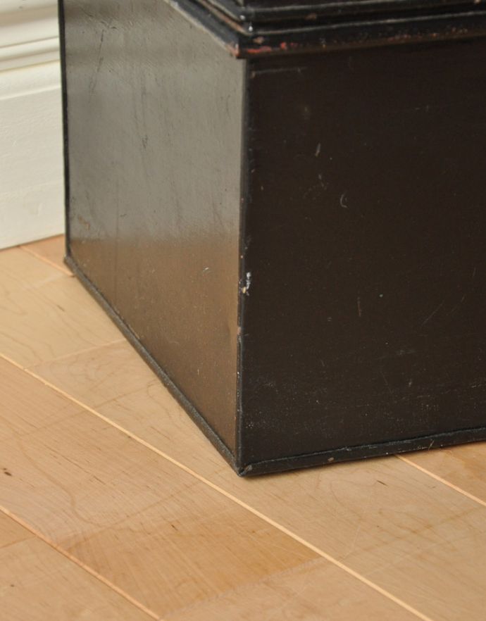 ブランケットボックス・収納ボックス アンティーク家具 イギリスで見つけたかっこいいスチール製のアンティーク ボックス。女性1人でラクラク運べちゃう仕掛けHandleのアンティークは、脚の裏にフェルトキーパーをお付けしています。(d-873-z-1)