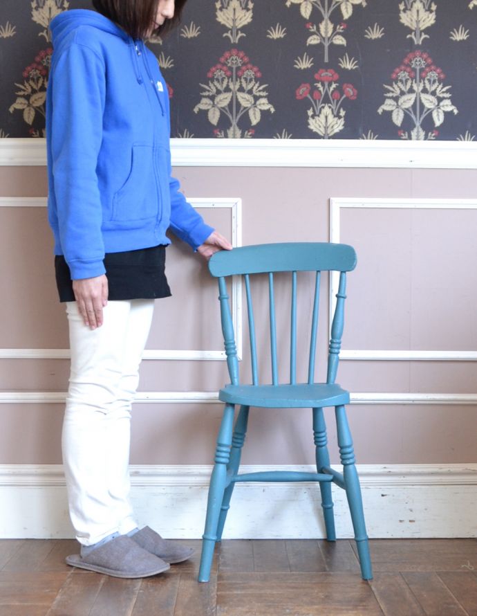 キッチンチェア アンティーク チェア ダイニングテーブルに合わせてもピッタリ、ペイントされたアンティークキッチンチェア。ほっこりぬくもりある可愛いデザイン見た目が可愛いキッチンチェアは、もともとキッチンで作業するために作られた椅子。(d-875-c)