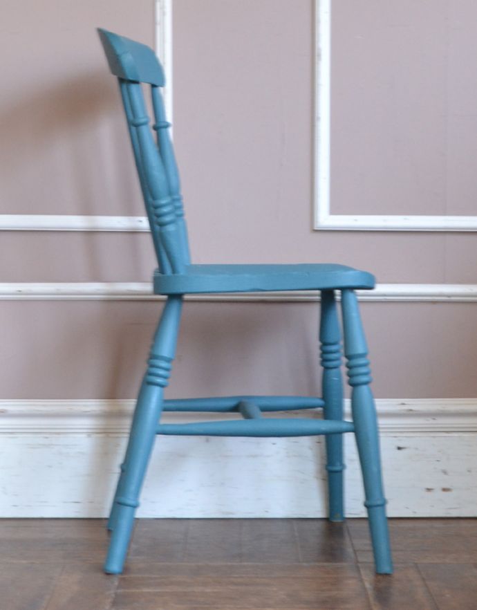 キッチンチェア アンティーク チェア ダイニングテーブルに合わせてもピッタリ、ペイントされたアンティークキッチンチェア。横から見ても可愛い素朴な表情の椅子を横から見るとこんな感じ。(d-875-c)