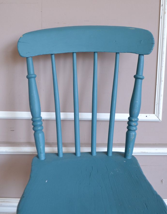 キッチンチェア アンティーク チェア ダイニングテーブルに合わせてもピッタリ、ペイントされたアンティークキッチンチェア。お部屋のアクセントに可愛い色のペイントヨーロッパではインテリアのアクセントになる色は気分に合わせて塗り替えるのが当たり前。(d-875-c)