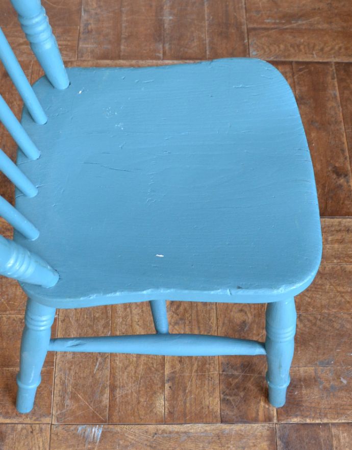 キッチンチェア アンティーク チェア ダイニングテーブルに合わせてもピッタリ、ペイントされたアンティークキッチンチェア。座面に隠されたヒミツ座繰りと言って、お尻と太もも部分に彫が入っているんです。(d-875-c)