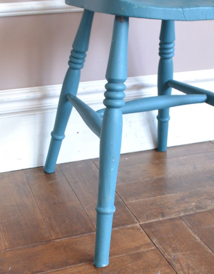 キッチンチェア アンティーク チェア ダイニングテーブルに合わせてもピッタリ、ペイントされたアンティークキッチンチェア。移動もラクラクHandleのアンティークチェアの脚の裏にはフェルトキーパーをお付けしていますので、持ち上げなくても床を滑らせて移動できます。(d-875-c)