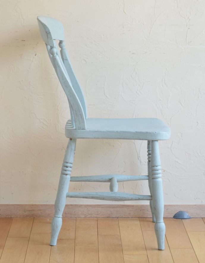 板座面 アンティーク チェア お洒落なインテリアには欠かせない、ペイントの可愛いキッチンチェア。しっかりと支えてくてる背もたれの角度は、長く座っていても疲れません。(d-876-c)