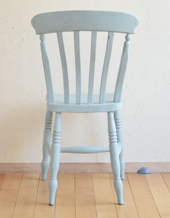 板座面 アンティーク チェア お洒落なインテリアには欠かせない、ペイントの可愛いキッチンチェア。後ろから見ると・・・雰囲気たっぷりでなんとも様になっています。(d-876-c)