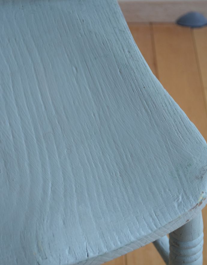 板座面 アンティーク チェア お洒落なインテリアには欠かせない、ペイントの可愛いキッチンチェア。使い手によって好みのカラーに塗り直されながら愛用されてきたペイントチェアです。(d-876-c)