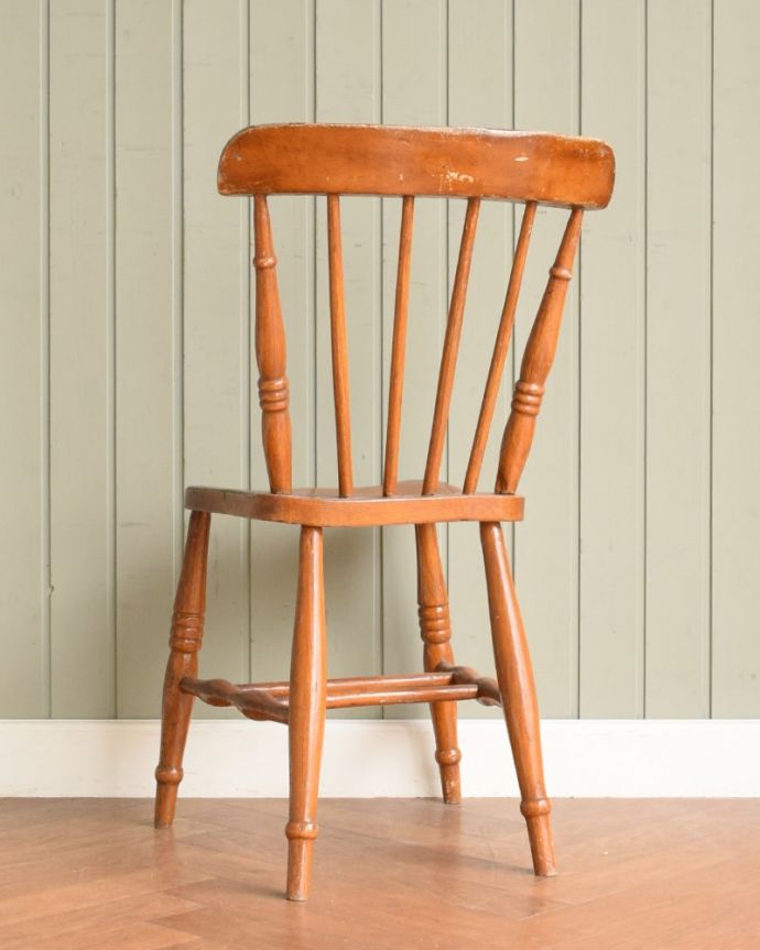 アンティークチェアの後ろ姿