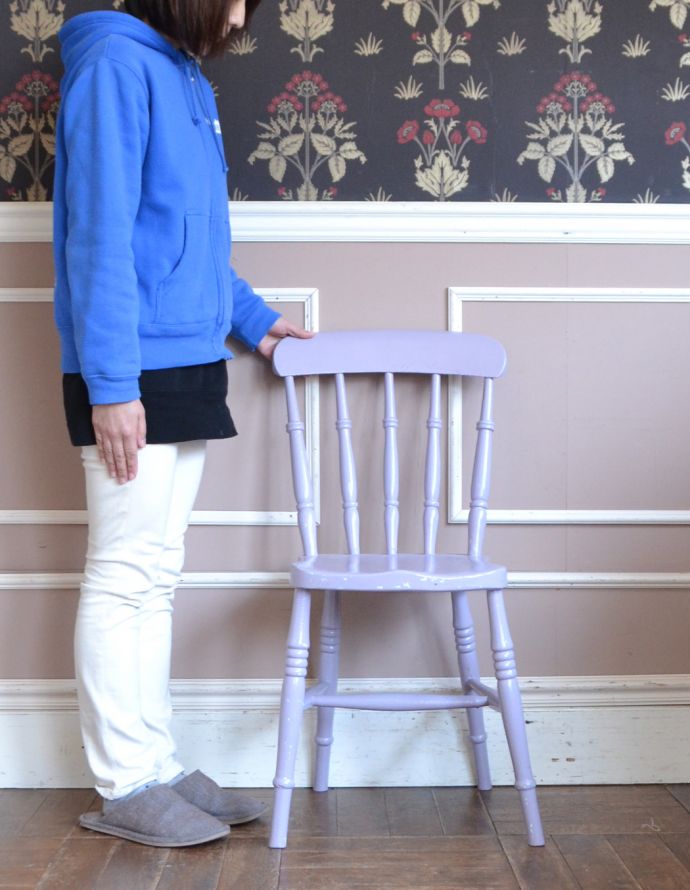 キッチンチェア　アンティーク チェア　ラベンダー色に癒される英国生まれのアンティークのキッチンチェア。思わずほっこりしちゃう、ぬくもりある可愛いデザイン見た目が可愛いキッチンチェア。(d-885-c)