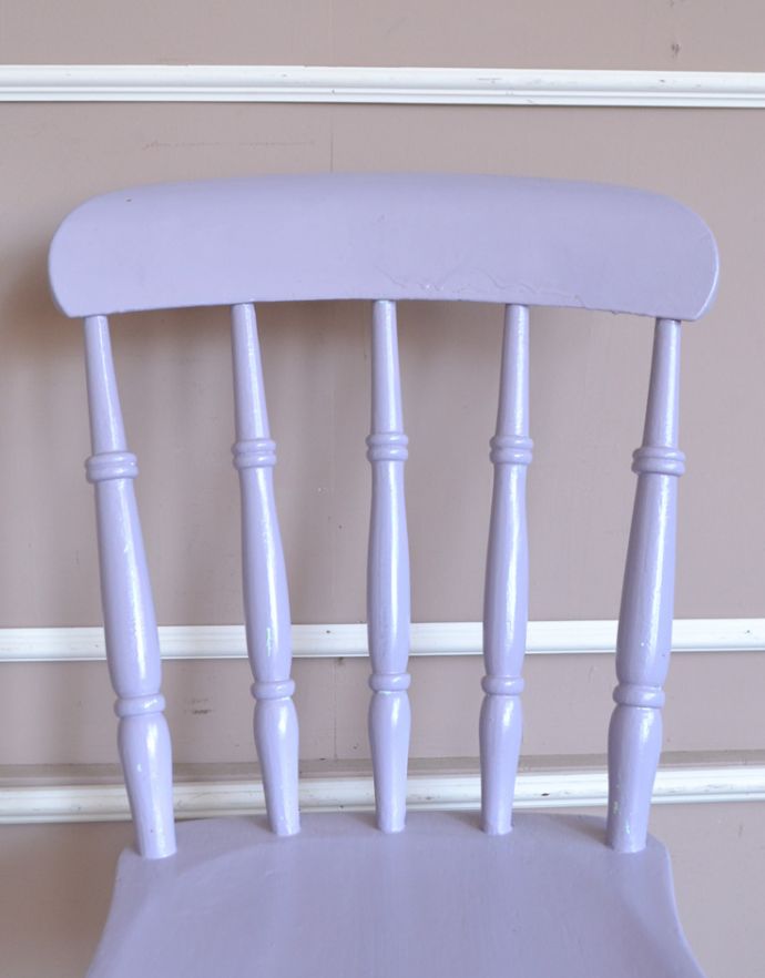 キッチンチェア　アンティーク チェア　ラベンダー色に癒される英国生まれのアンティークのキッチンチェア。お部屋のアクセントになる可愛いペイントもともとキッチンで使われていた椅子は、いい感じにペイントされていました。(d-885-c)
