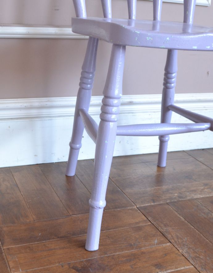 キッチンチェア　アンティーク チェア　ラベンダー色に癒される英国生まれのアンティークのキッチンチェア。移動もラクラクHandleのアンティークチェアの脚の裏には、フェルトキーパーをお付けしていますので、持ち上げなくても床を滑らせて移動できます。(d-885-c)