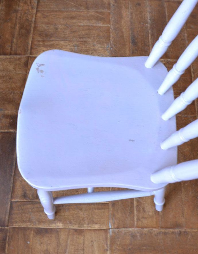 キッチンチェア　アンティーク チェア　ラベンダー色に癒される英国生まれのアンティークのキッチンチェア。座面に隠されたヒミツ座繰りと言って、お尻と太もも部分に彫が入っているんです。(d-885-c)