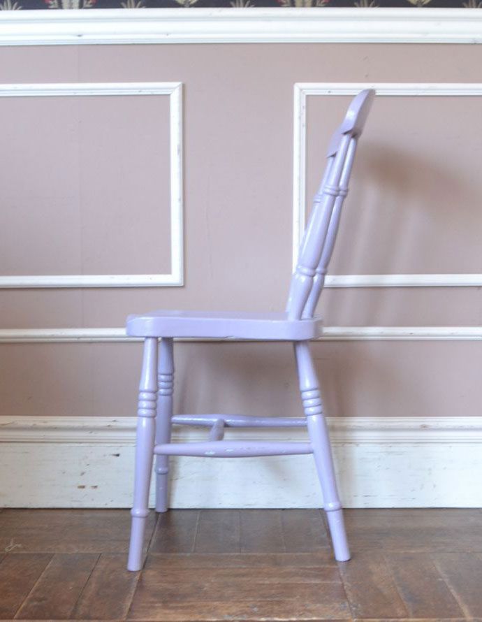 キッチンチェア　アンティーク チェア　ラベンダー色に癒される英国生まれのアンティークのキッチンチェア。横から見ても可愛い素朴な表情の椅子を横から見るとこんな感じ。(d-885-c)