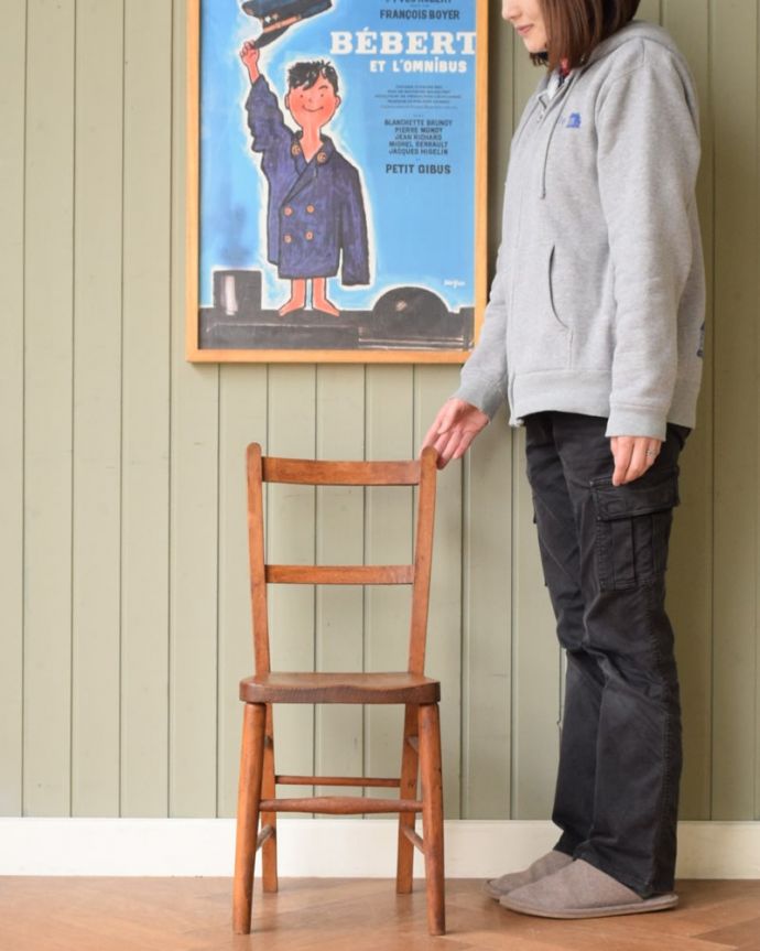 キッチンチェア アンティーク チェア アンティークの子ども用の椅子、可愛い形のチャイルドチェア。学校用に作られた生徒さんのための椅子ムダがないデザインのスクールチェアは軽くて持ち運びもラク。(d-896-c)