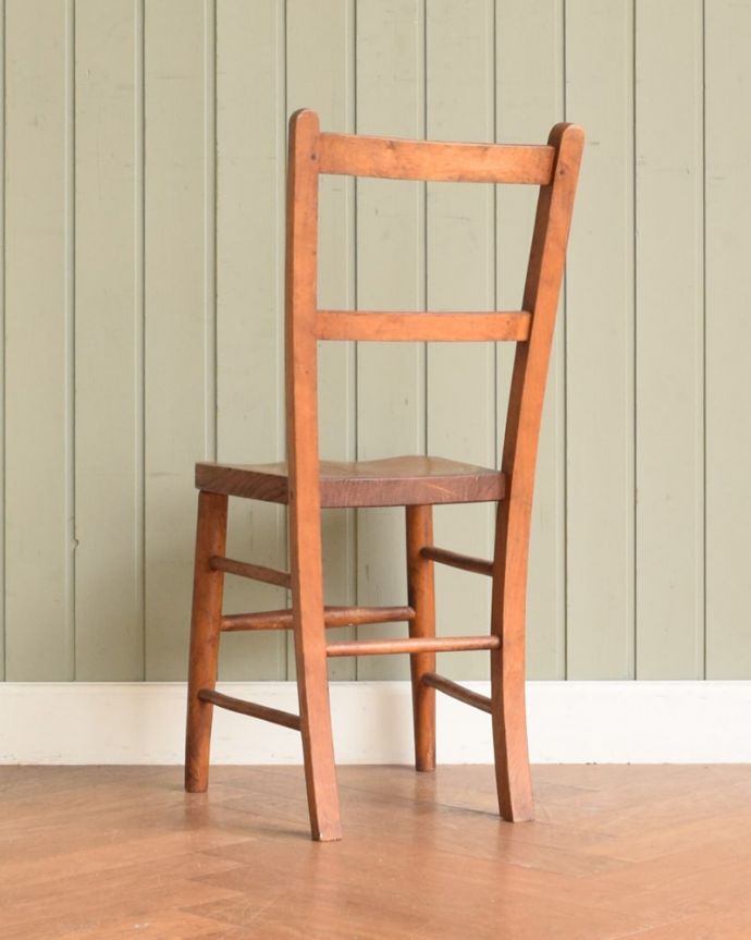 キッチンチェア アンティーク チェア アンティークの子ども用の椅子、可愛い形のチャイルドチェア。後ろから見ても可愛いんです。(d-896-c)