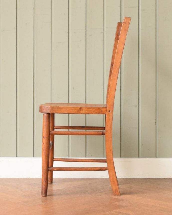キッチンチェア アンティーク チェア アンティークの子ども用の椅子、可愛い形のチャイルドチェア。横顔もほっこりデザイン横から見ても、なんだかほっこりぬくもりあるデザインです。(d-896-c)