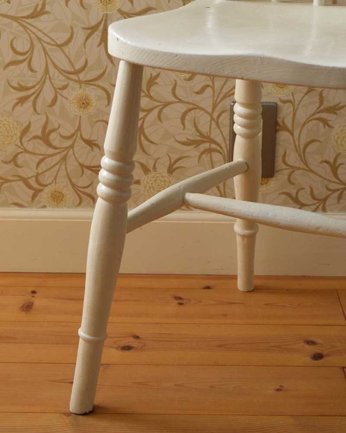 キッチンチェア アンティーク チェア ホワイトペイントが可愛い、イギリスのアンティークのキッチンチェア。移動もラクラクHandleのアンティークチェアの脚の裏には、フェルトキーパーをお付けしていますので、床を滑らせてお使い頂けます。(d-902-c)