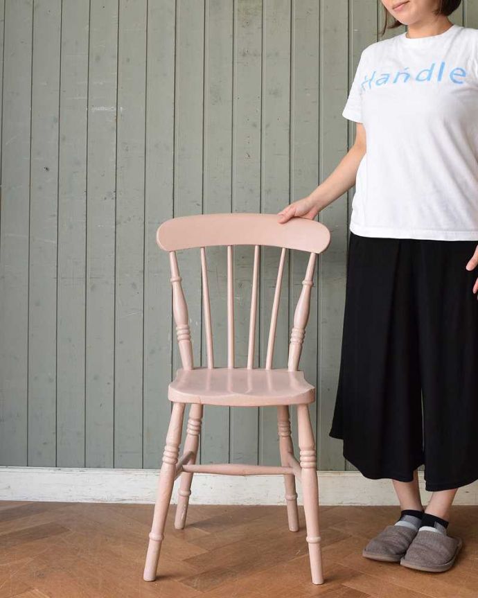 キッチンチェア　アンティーク チェア　ベビーピンク色のペイントが可愛いキッチンチェア、おしゃれなアンティークチェア。ほっこりぬくもりある可愛いデザイン見た目が可愛いキッチンチェアは、もともとキッチンで作業するために作られた椅子。(d-904-c)