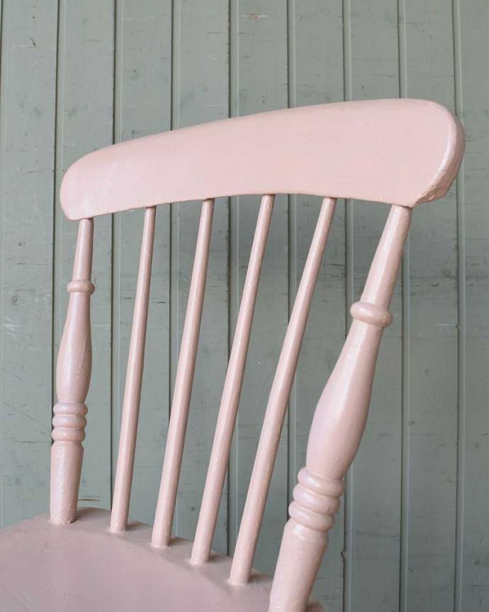 キッチンチェア　アンティーク チェア　ベビーピンク色のペイントが可愛いキッチンチェア、おしゃれなアンティークチェア。お部屋のアクセントに可愛い色のペイントヨーロッパではインテリアのアクセントになる色は気分に合わせて塗り替えるのが当たり前。(d-904-c)