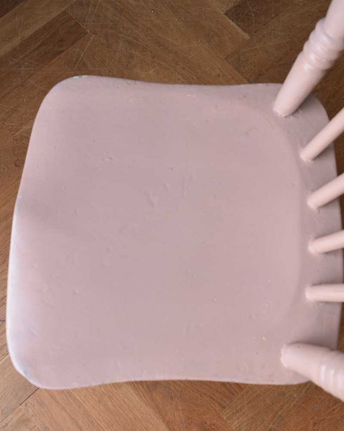 キッチンチェア　アンティーク チェア　ベビーピンク色のペイントが可愛いキッチンチェア、おしゃれなアンティークチェア。座面に隠されたヒミツ座繰りと言って、お尻と太もも部分に彫が入っているんです。(d-904-c)