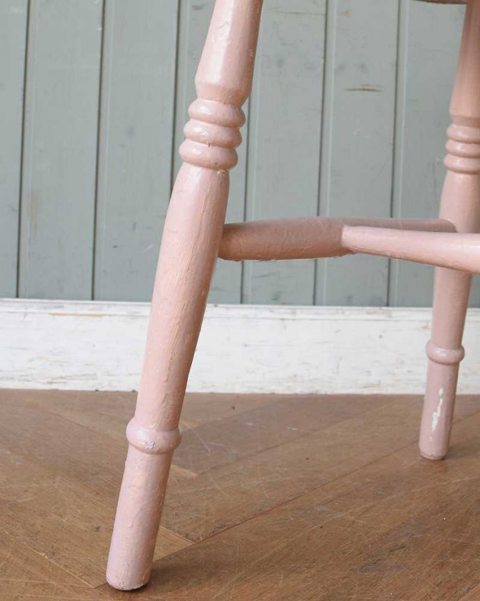 キッチンチェア　アンティーク チェア　ベビーピンク色のペイントが可愛いキッチンチェア、おしゃれなアンティークチェア。移動もラクラクHandleのアンティークチェアの脚の裏には、フェルトキーパーをお付けしていますので、床を滑らせてお使い頂けます。(d-904-c)