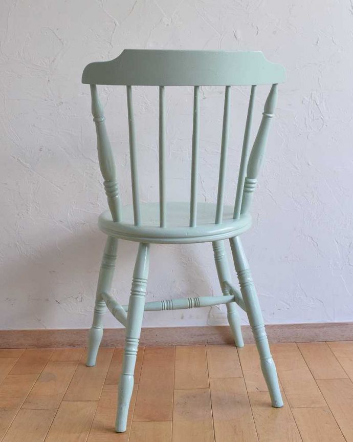 板座面 アンティーク チェア 可愛くて珍しいパステルカラーのペイントチェア、アンティークのキッチンチェア。後ろ姿にも自信アリ!ダイニングで並べて後ろから見ることも多い椅子。(d-905-c)
